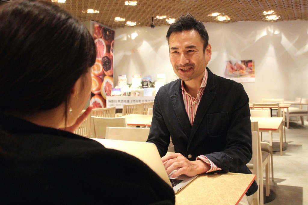 シリアルアントレプレナーであり、CARRYME（キャリーミー）代表取締役社長の大澤亮さんの打ち合わせ中の写真