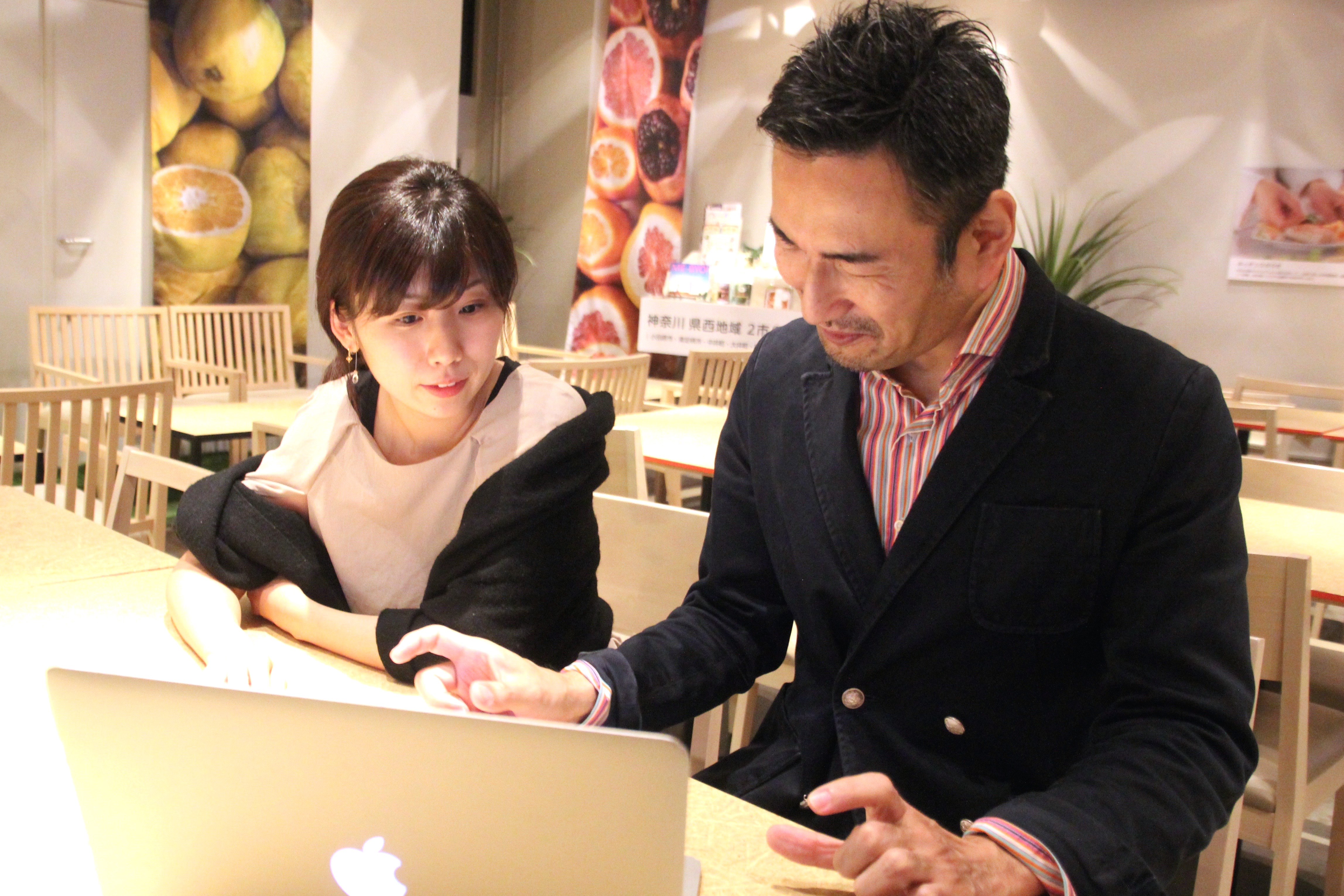 フリーランスと企業の仲介サービスCARRYME（キャリーミー）創業メンバーの大澤亮さんと毛利優子さんの仕事風景