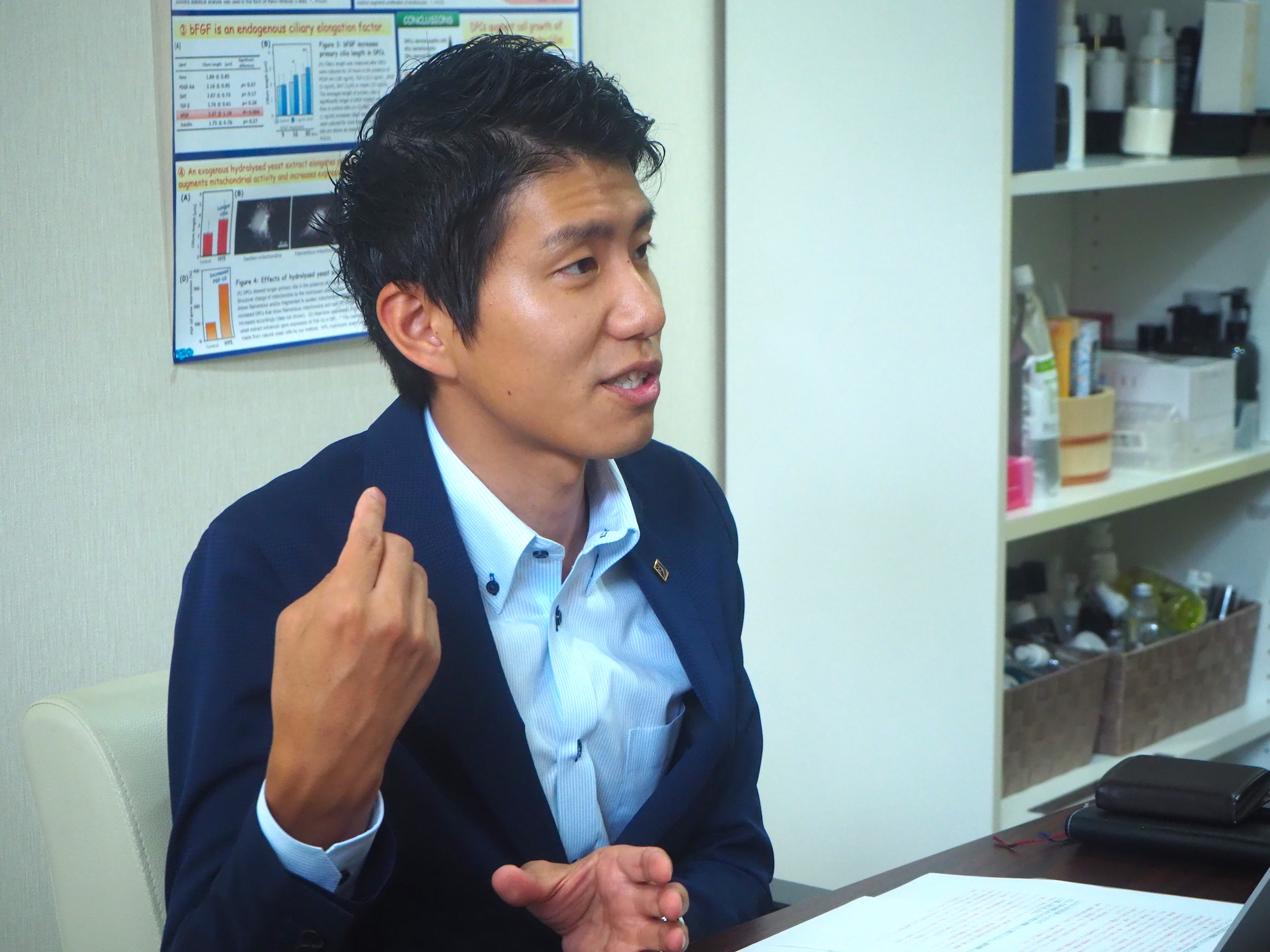 研究内容の説明をするサラヴィオ化粧品の濱田代表取締役社長